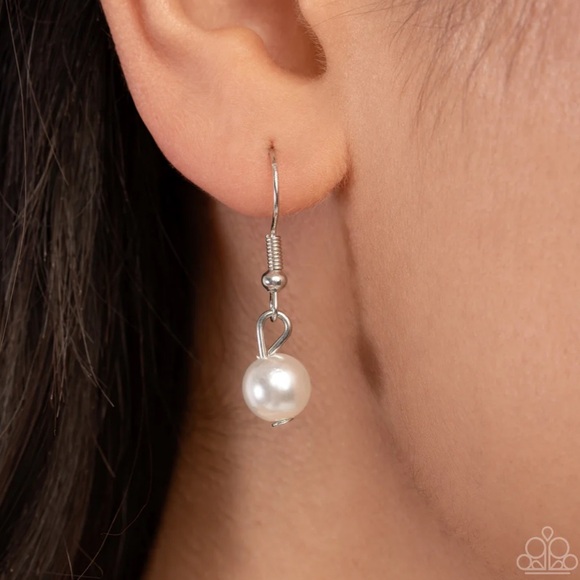 ⚪️🤍⚪️ “POLISHED PROFESSIONAL” WHITE NECKLACE ~ PAPARAZZI❗️ ⚪️🤍⚪️ - Picture 5 of 7